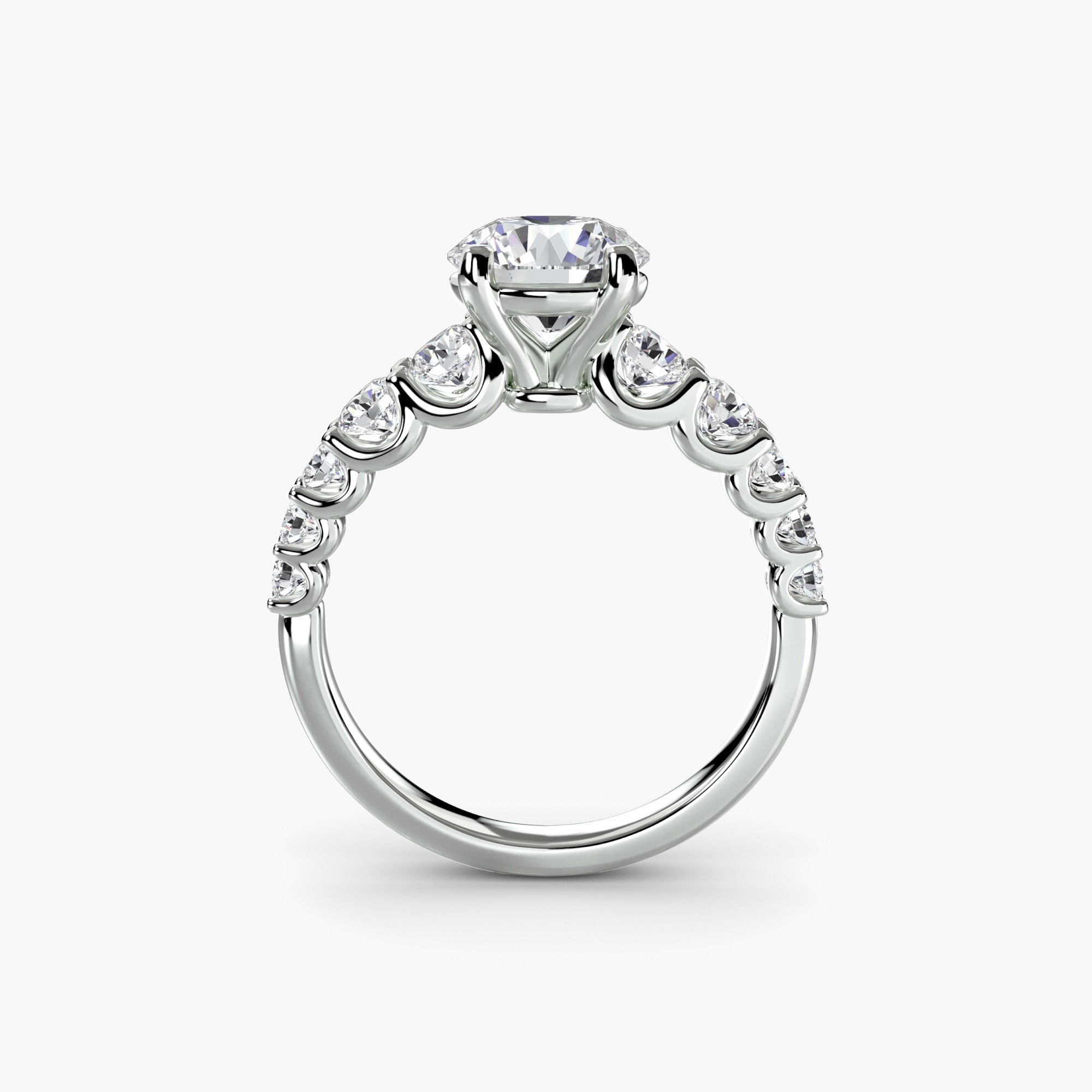 Ring mit abgestuften Akzentsteinen