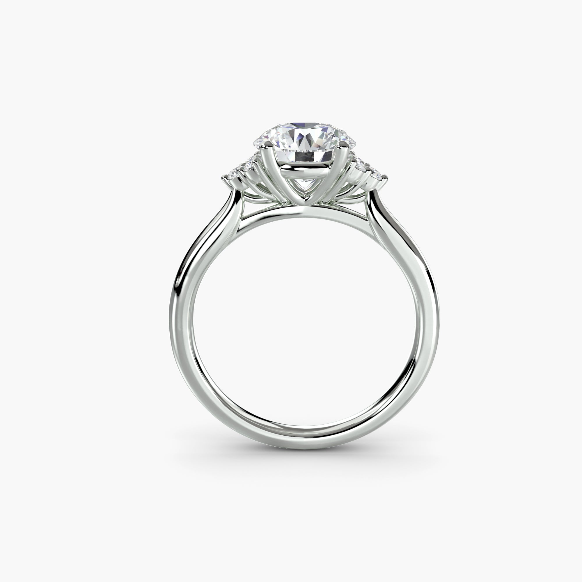 Solitärring mit Diamant-Clustern an den Schultern