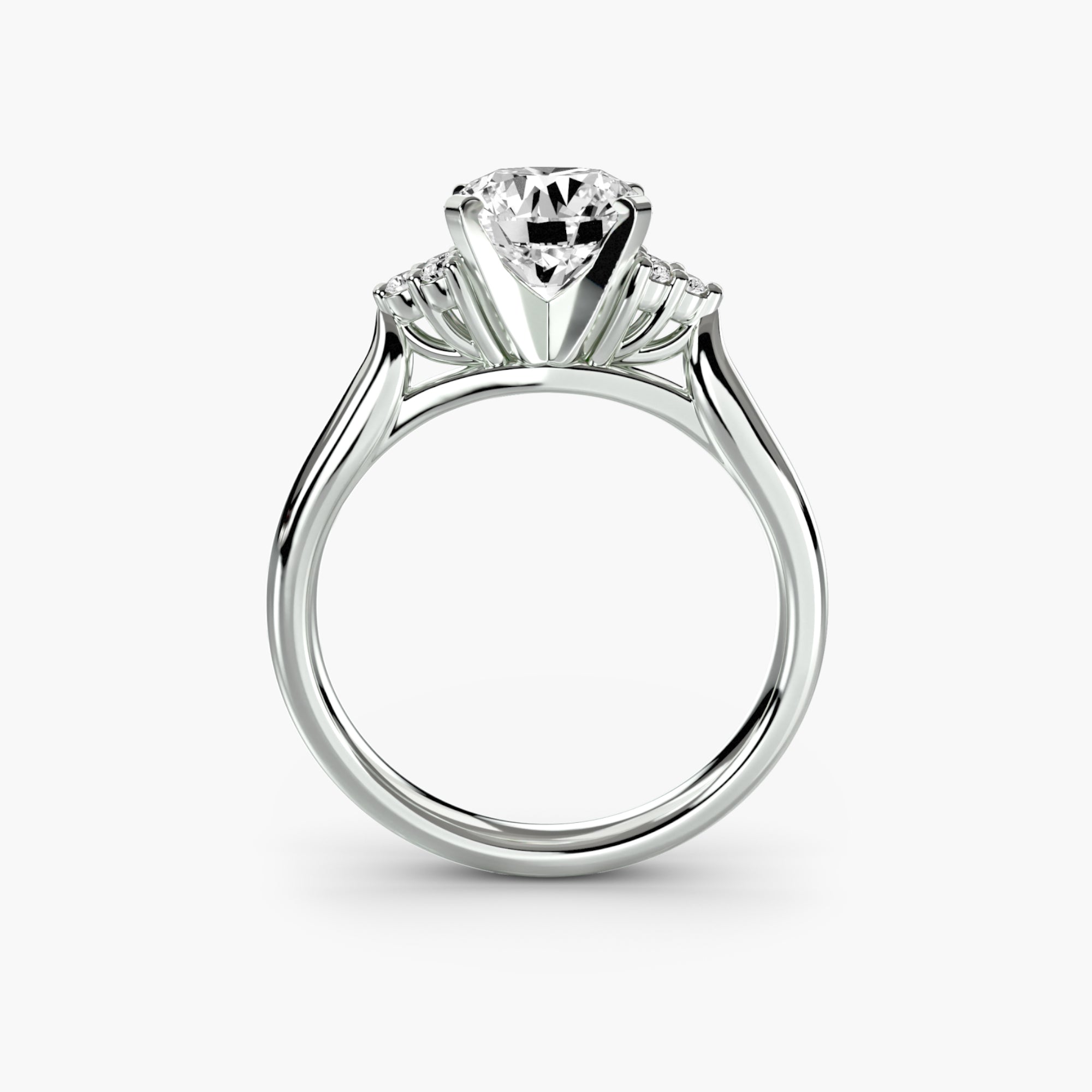 Solitärring mit markanten Diamant-Clustern an den Schultern
